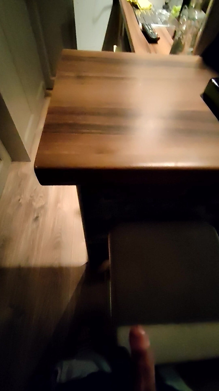 LcDream: Malý penis vyvrcholí na barové stoličce v kondomu