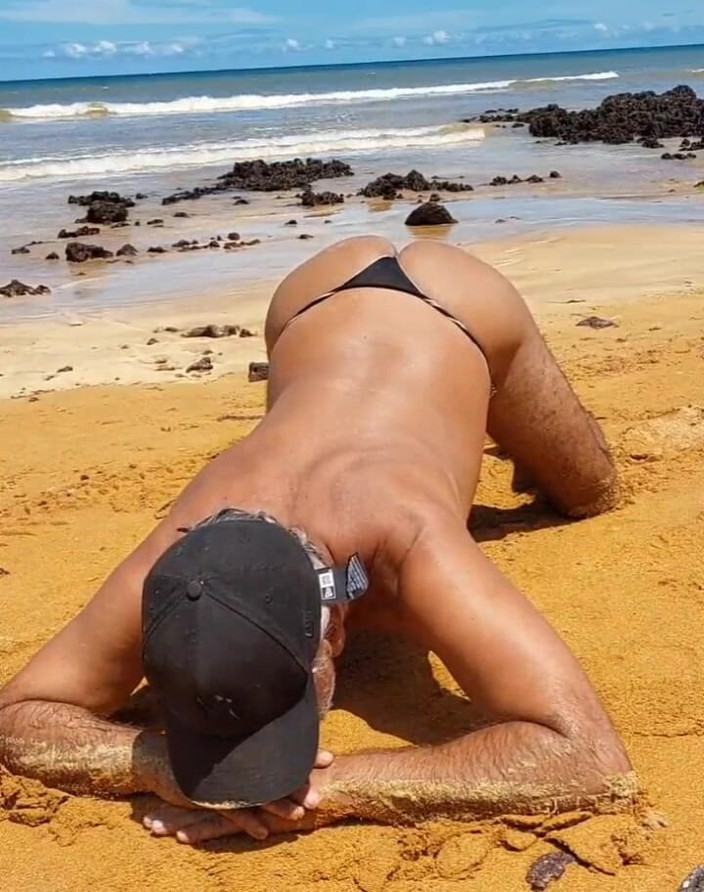 Ladysilvas: Ladysilva समुद्र तट पर पैंटीज में अपनी हॉट गांड दिखा रही है