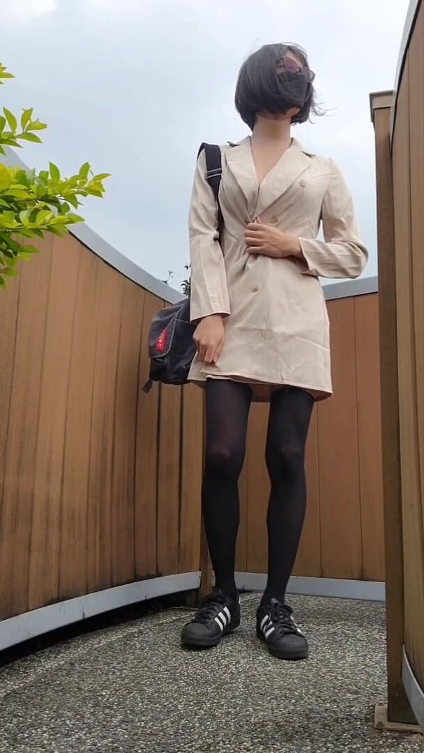 NotAFuta: Ekshibicjonista w Parku! Ekshibicjonistka Gina Play i Cum