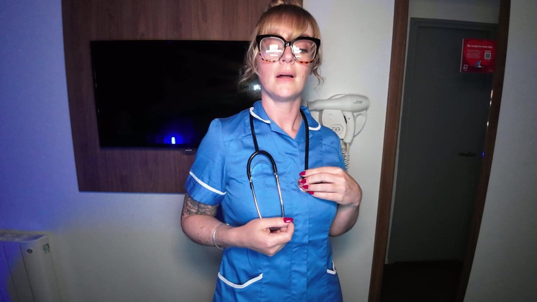 Mr LDN Lad: 本物のホームナースが彼女を犯させてくれます!