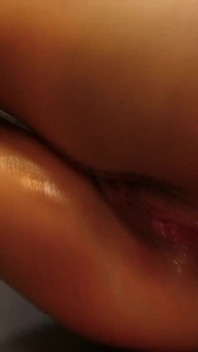 Jessica Moore derinden emiyor ve sert bir anal seks yapıyor