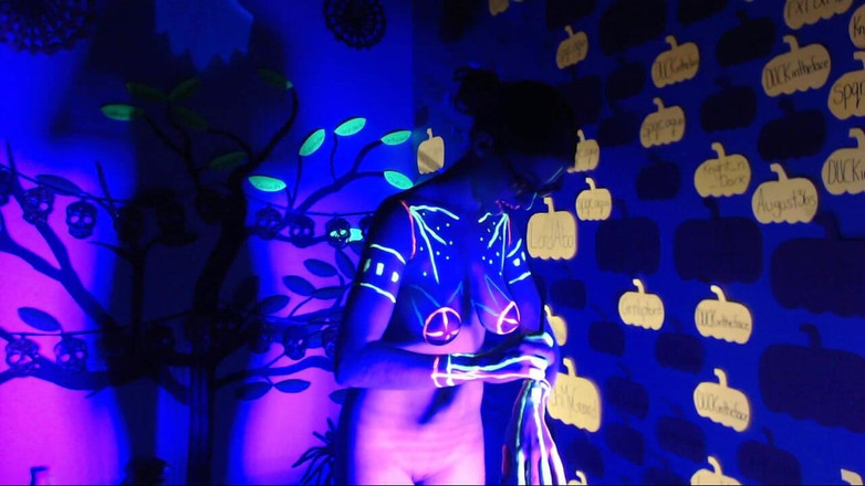 Lacey Bloom: लाइव ब्लैक लाइट बॉडी पेंट शो 4256