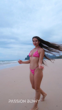 Sexy Růžové Bikiny a Můj Pěkný Relax Na Pláži S Bílým Pískem