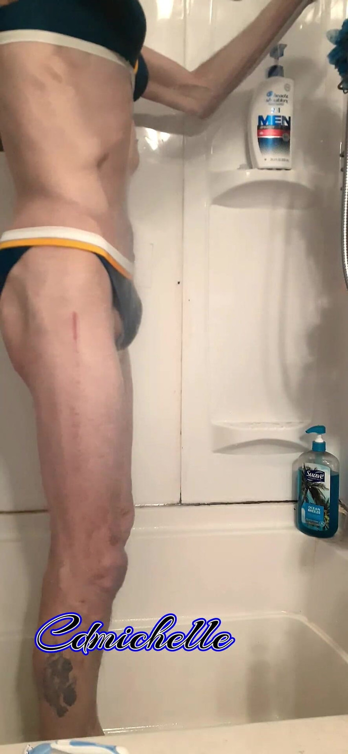 Crossdressers Cd Michelle wearing sexy lingerie: Crossdresser cdmichell memakai baju renang dua bagian biru