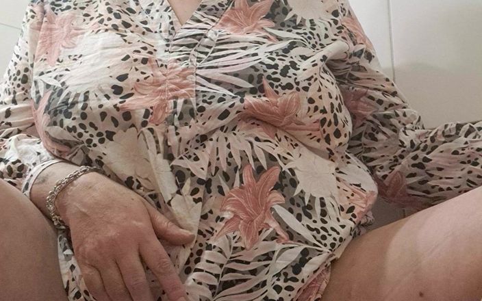 Mommy big hairy pussy: La matrigna assaggia le dita infilate nella sua figa