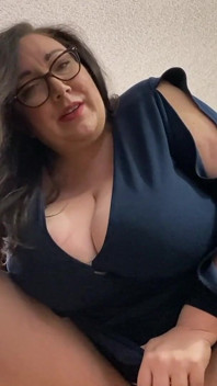 Ceo da Giantess castiga terríveis funcionários pequenos