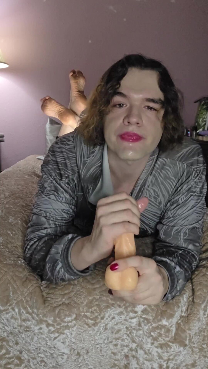Miss Dimples: Nonbinary femboy "poz" yaparken biraz gırtlak eğitimi yapıyor