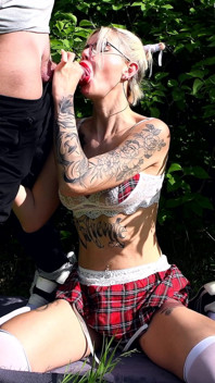 Uma Estudante Deu Um Boquete a Um Estranho Em Um Parque Universitário E Recebeu Porra Na Boca, Beijando Porra E Trocando Porra