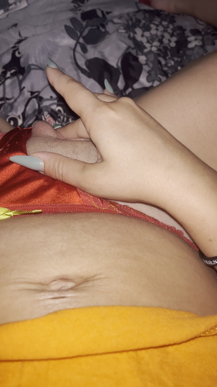 fantasycouplexxx: 穿着性感内衣的熟女玩弄阴户和潮吹高潮