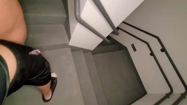 Cleo Cadillac: 체육관 계단에서 섹시하고 큰 엉덩이와 섹스했어