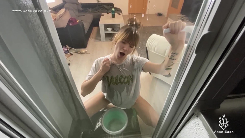 Anne Eden: Cum horny after scrubbing