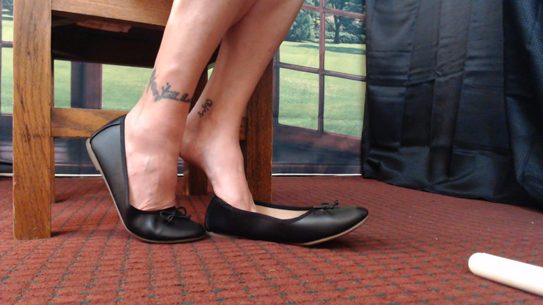 Abby Anna: Close up ballet flats dangle play natural