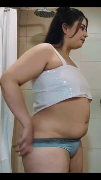 Nicole má nafouklé břicho a pak roztáhne zadek do tvého obličeje!