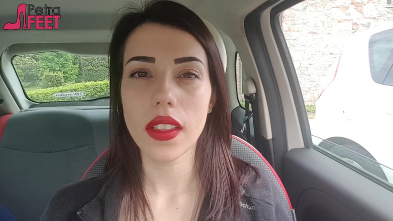 Smokin Fetish: La bella petra fuma nella sua macchina