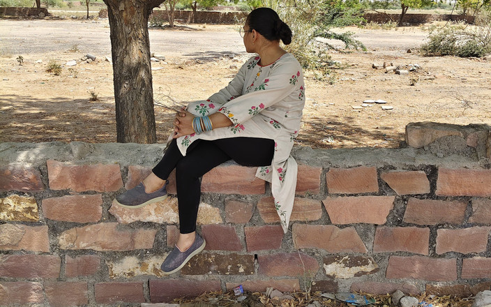 Aaradhya darling: Uma garota estava sentada debaixo de uma árvore, o garoto a...