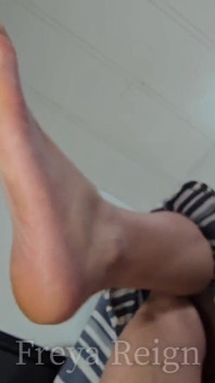 POV, adore les pieds d’une géante pour ne pas se faire manger vivant