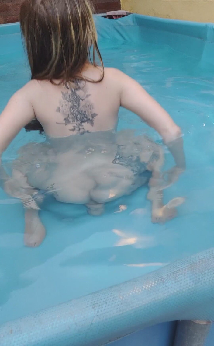 RavenHearth666VIP: Menunggang dildo di kolam