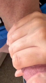 Een grote cumshot hete vrouwelijke pov pijpbeurt slikken