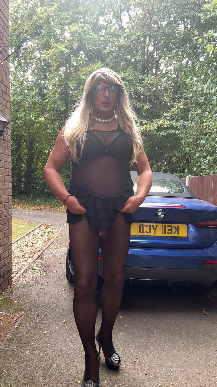 Kellycd2022: Crossdresser seksi Kellycd2022 dalam pantyhose lancar hitam dan tumit