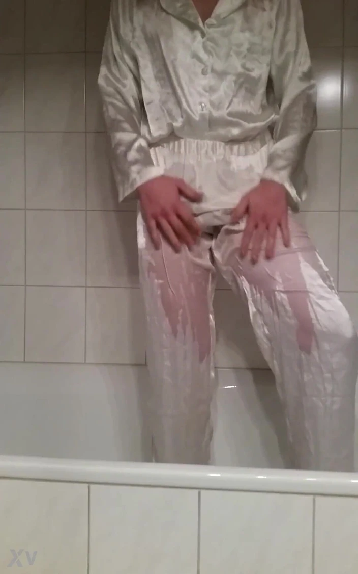 Satin_Slave21: サテンで放尿