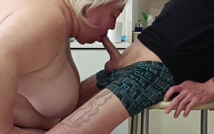 Zona901: Stiefmutter macht blowjob und schwanz fingern, bis ich komme