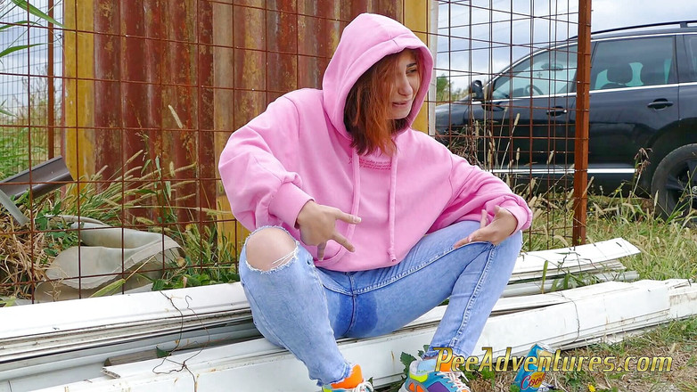 Pee Adventures: Gadis dengan hoodie kencing di balik celana jinsnya