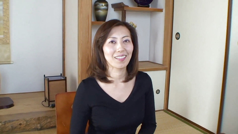 Asiatiques: Bruna asiatico milf si spoglia e mostra cosa ha