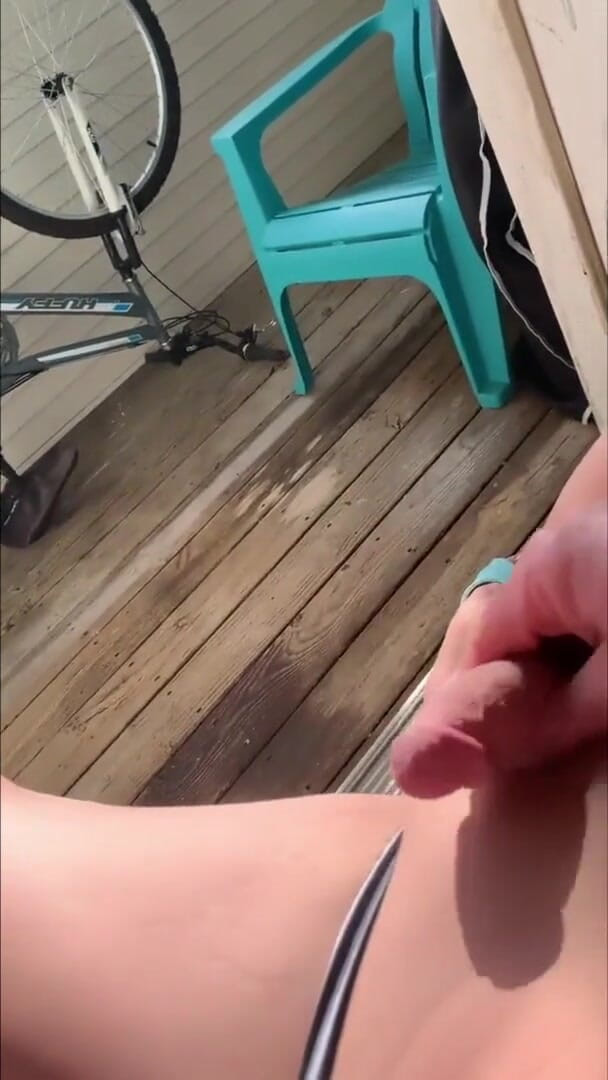 Lehassex: O femeie sexy netedă, sub soare pe balcon, se joacă...