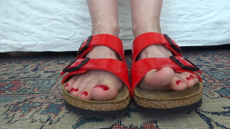 Lady Victoria Valente: 발 페티쉬 - 빨간 페이턴트 가죽 Birkis Birkenstock 2부에서 내 발발을 흔들다
