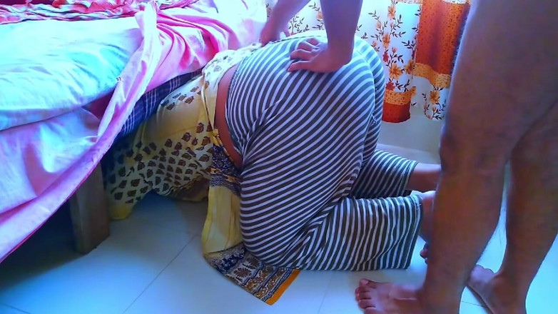 Aria Mia: Hintli Müslüman yenge evi temizlerken yatağın altında sıkışıyor