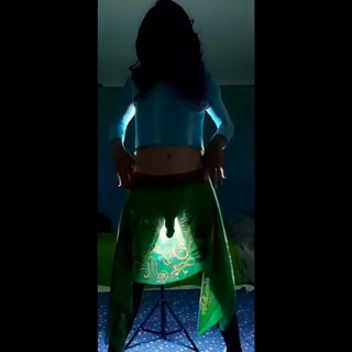 Lizzaali: 隔着我的裙子摇晃我的大鸡巴silhouete