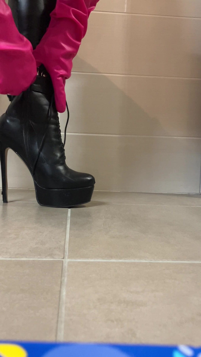 Celiasm: Meia de látex envolta em salto alto