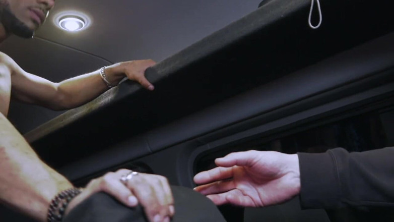 INTERRACIAL BAREBACK SEX: amazign gang bang v autobuse na silnici v Paříži