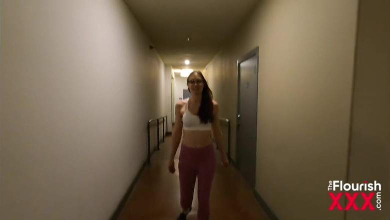 The Flourish XXX: Ophelia Kaan es recogida en el gimnasio y luego follada...