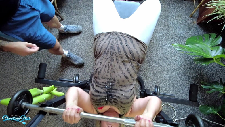 Shooting Star: La moglie traditrice riceve un creampie appiccicoso da un giovane...