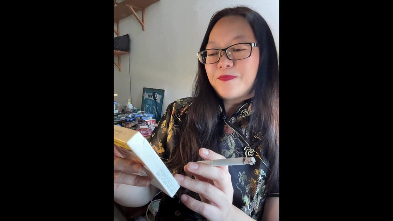 Smoking Asian: Chainsmoking, asiatische geständnisse: Rauchen von 3 Zigaretten in sexy Seiden-Cheongsam und...