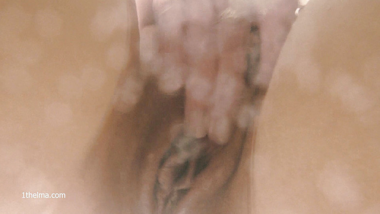 1THELMA: Masturbare subacvatică și orgasm