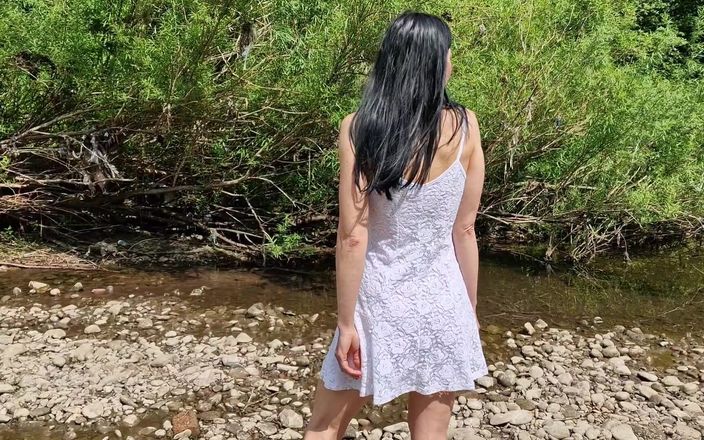Nicky Brill: Mi spalanca la figa e mi fa la pipì nuda...