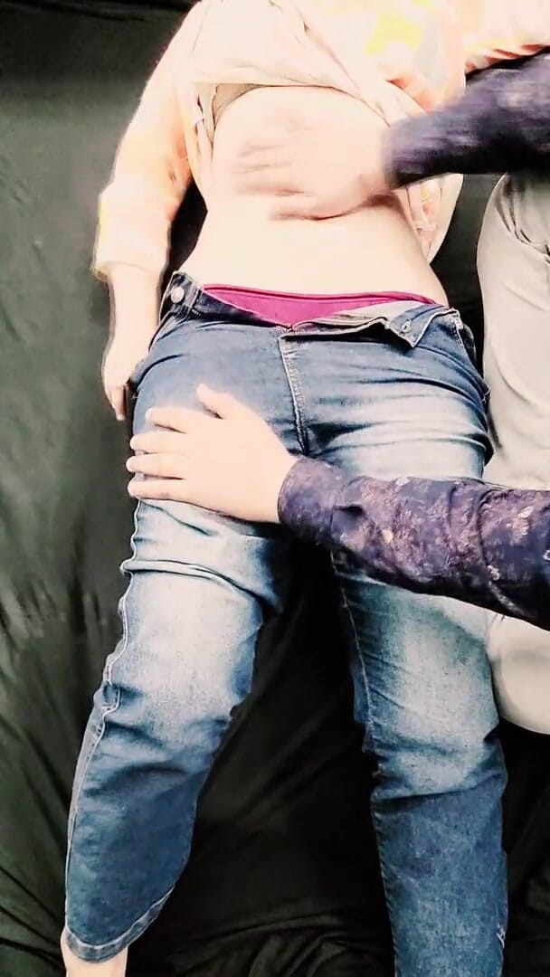 Vicky Thakur: Горячий массаж канадской девушки с индийским пареньком