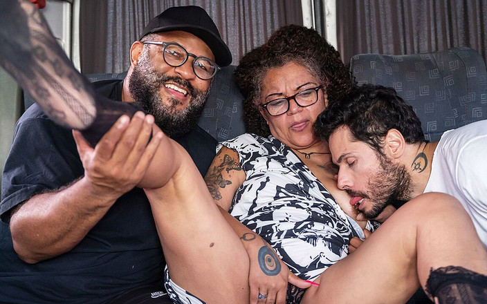 MaturePickup: 曲線美のおばあちゃん3Pが動くバンで犯される