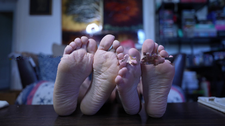 lilredvelvettt: 私たちの足で寝取られた