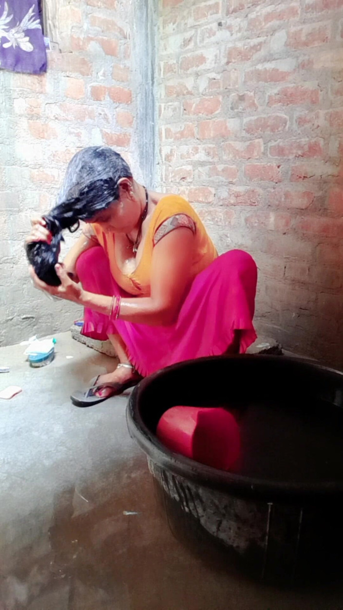 Renudbf: 화장실에서 큰 젖탱이로 샤워하는 인도 바비