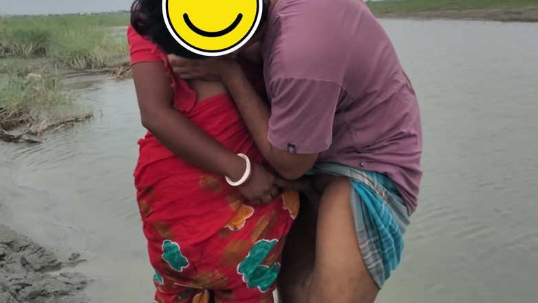 Sabina244: Deshi Bowdi berkongkek bersendirian di tepi sungai di luar rumah