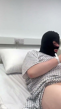 Sjuksköterska Ruby's Sounding Exam - dimensionerar upp hennes patients lilla urinrör