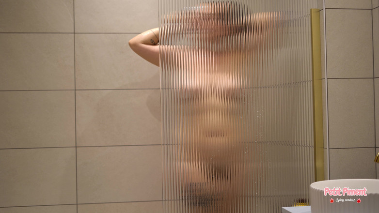 Petitpiment: Sertai saya di bilik mandi