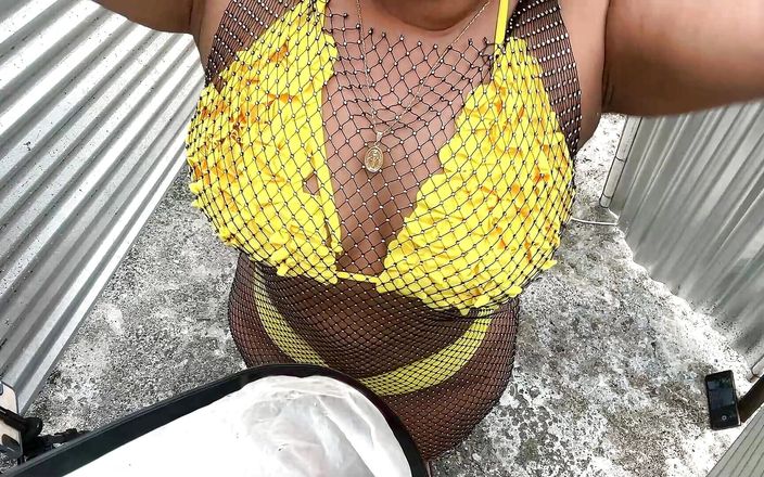 Katrina4deluxe: Donna con grosso bbw all'aperto