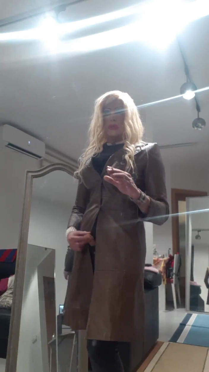 Tatiana Zorrita: レザーコート