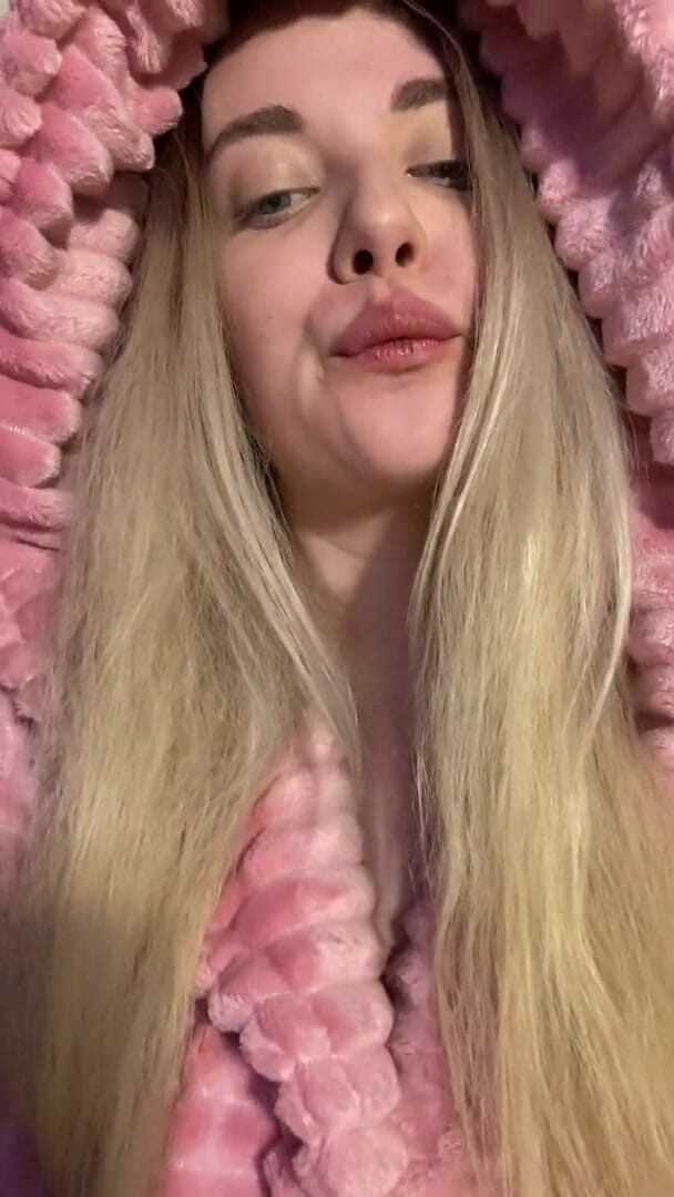 My bf cuckold: Meisje in schattige outfit zuigt dildo
