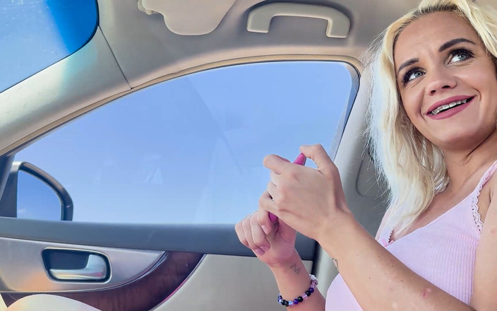 AproductionA: Autostoppista che piscia 3 Volta fuori dalla finestra di una auto...