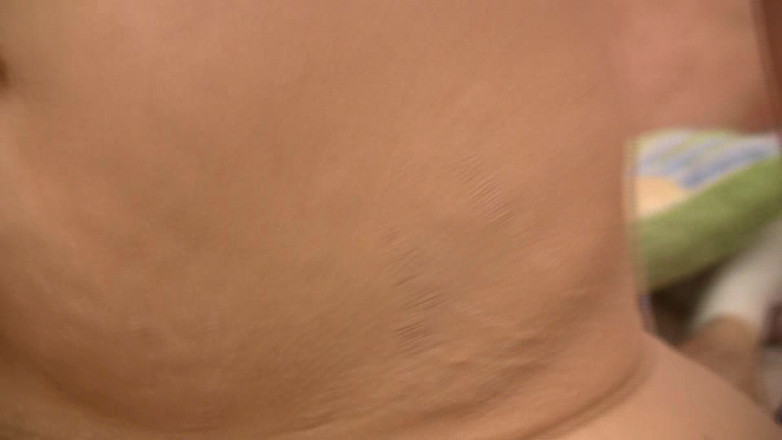 Tight little babes: Брюнетка з великими цицьками з милою посмішкою катається на жирному члені на ліжку